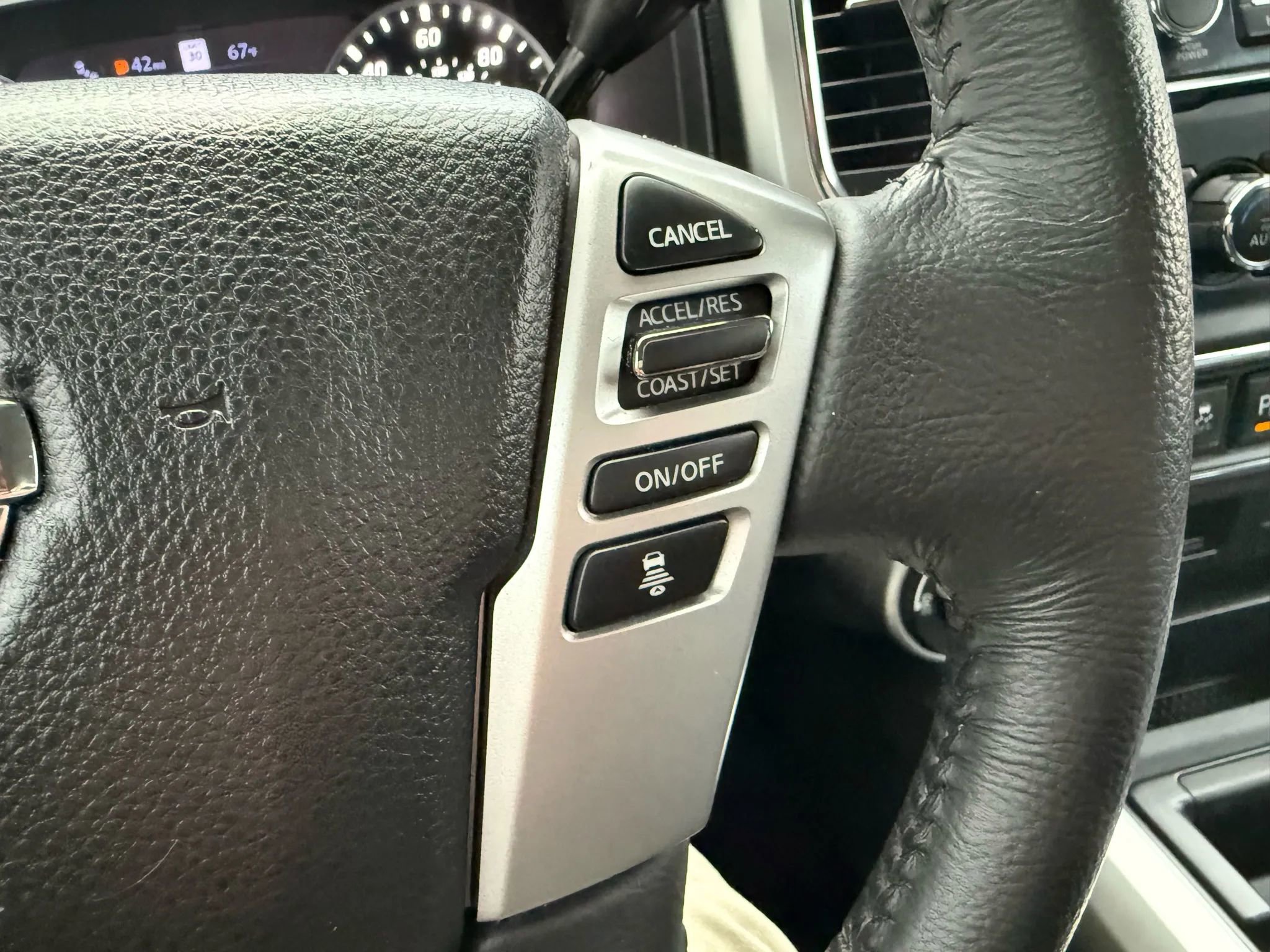 Used 2021 Nissan Titan SV w/ SV Convenience Package image 28