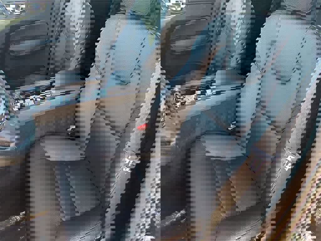 Used 2024 Volvo XC60 B5 Plus w/ Protection Package Premier image 15