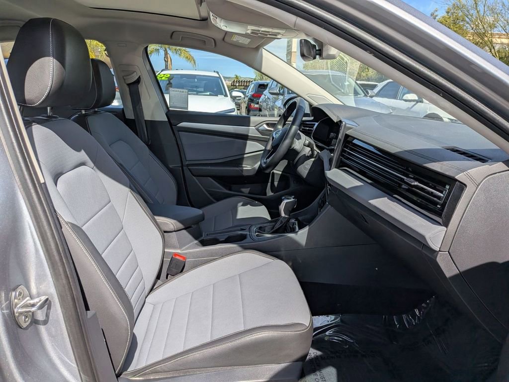 Used 2025 Volkswagen Jetta SE image 31
