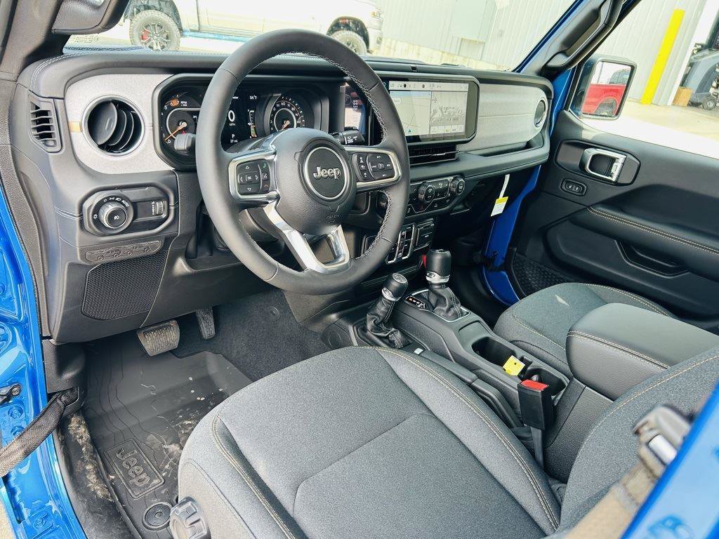 New 2025 Jeep Wrangler Unlimited Sahara w/ Technology Group AWD/4WD image 13