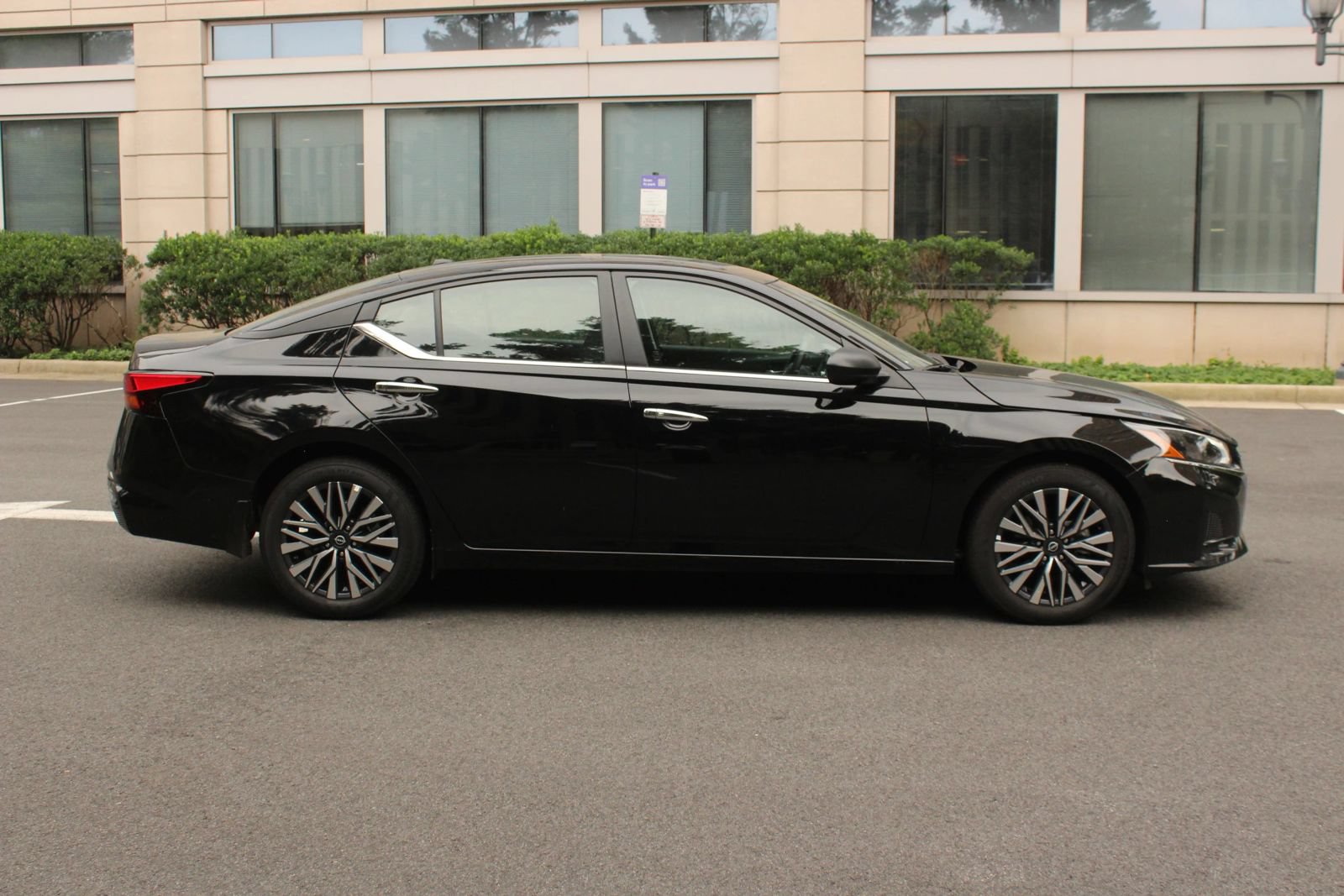 Used 2025 Nissan Altima 2.5 SV FWD image 6