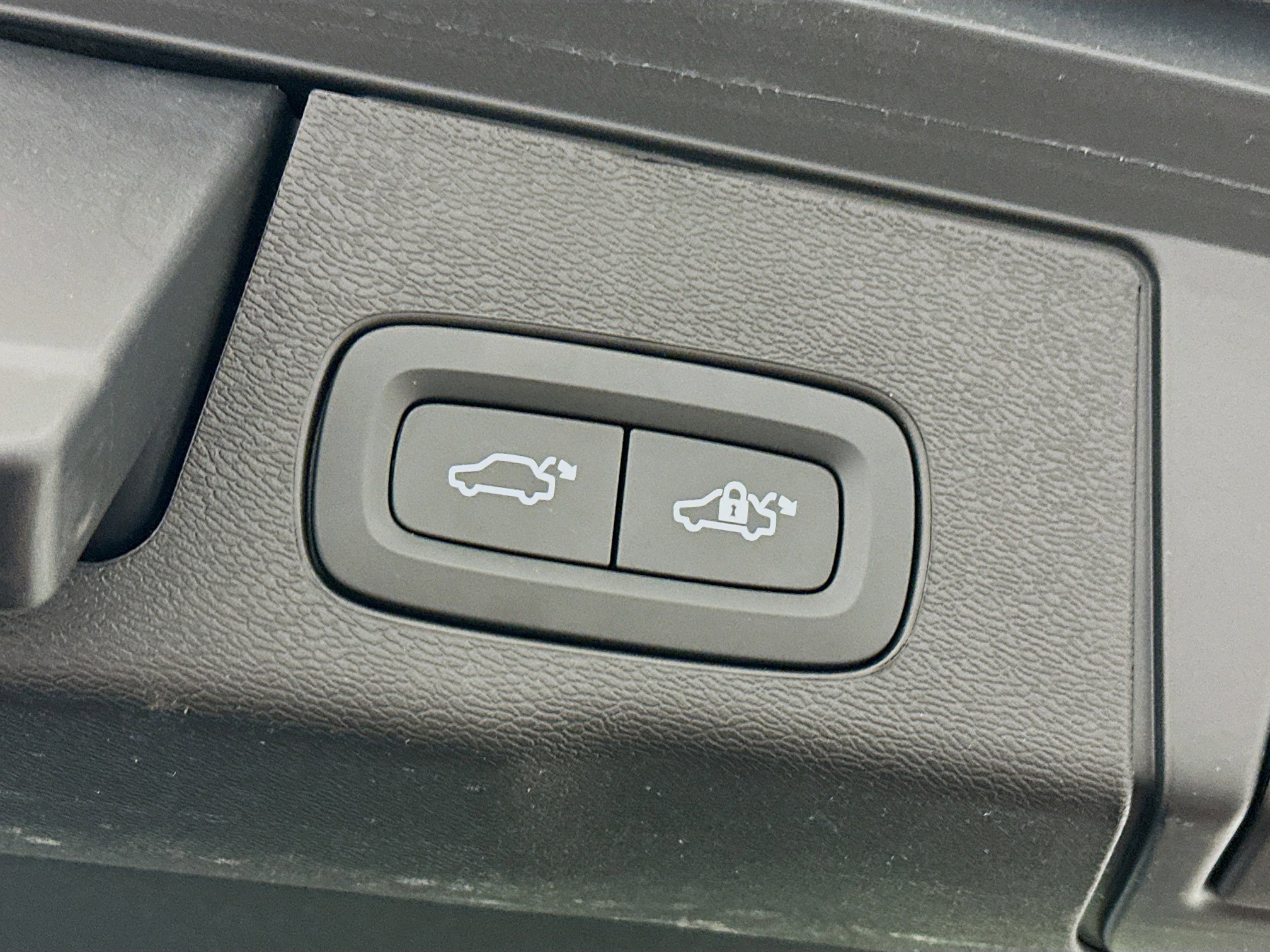 Used 2025 Volvo XC60 B5 Core image 32