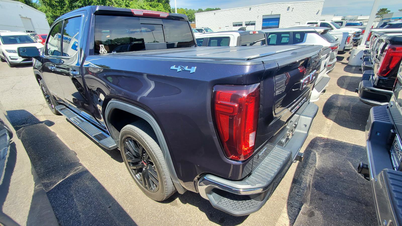 Used 2022 GMC Sierra 1500 SLT w/ SLT Convenience Package AWD/4WD image 8