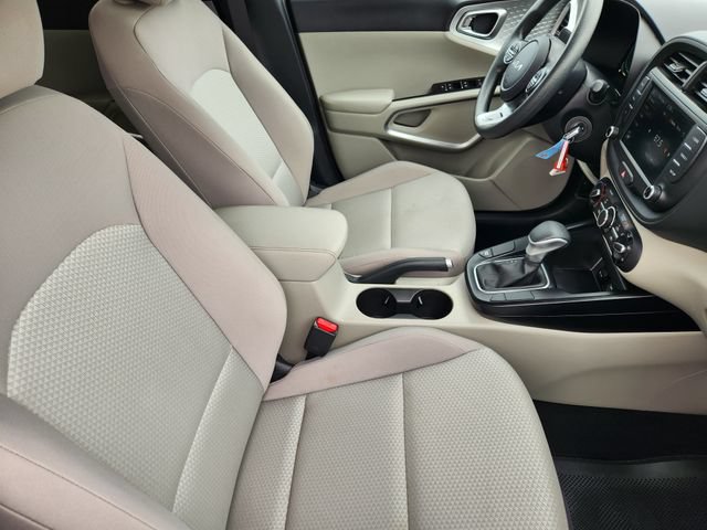 Used 2025 Kia Soul LX w/ LX Technology Package FWD image 19
