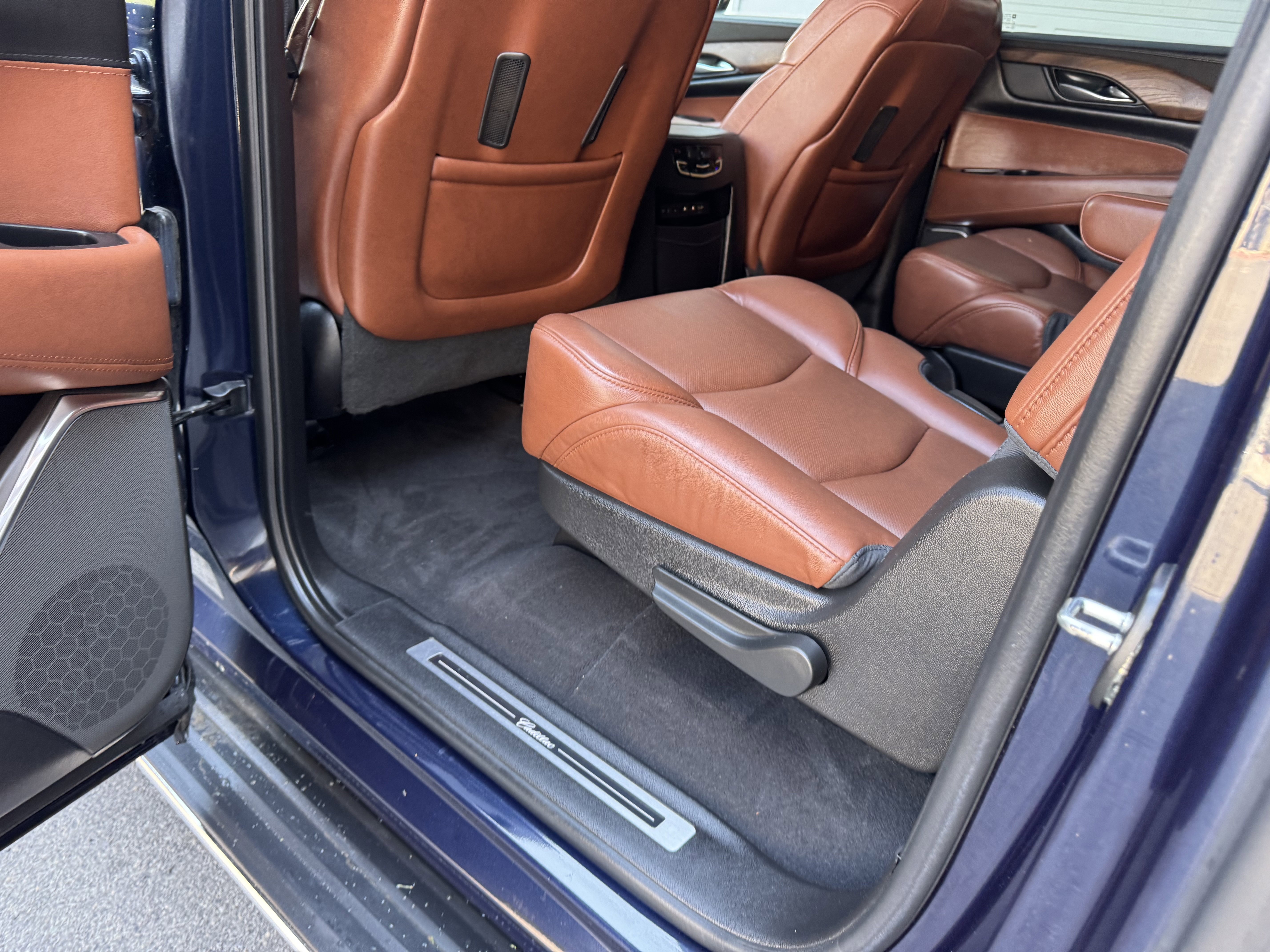 Used 2017 Cadillac Escalade ESV Luxury image 32