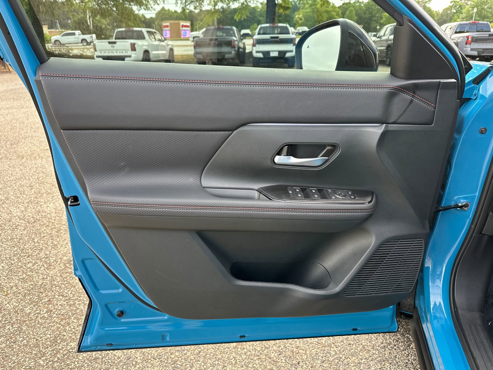 Used 2025 Nissan Kicks SR FWD image 8