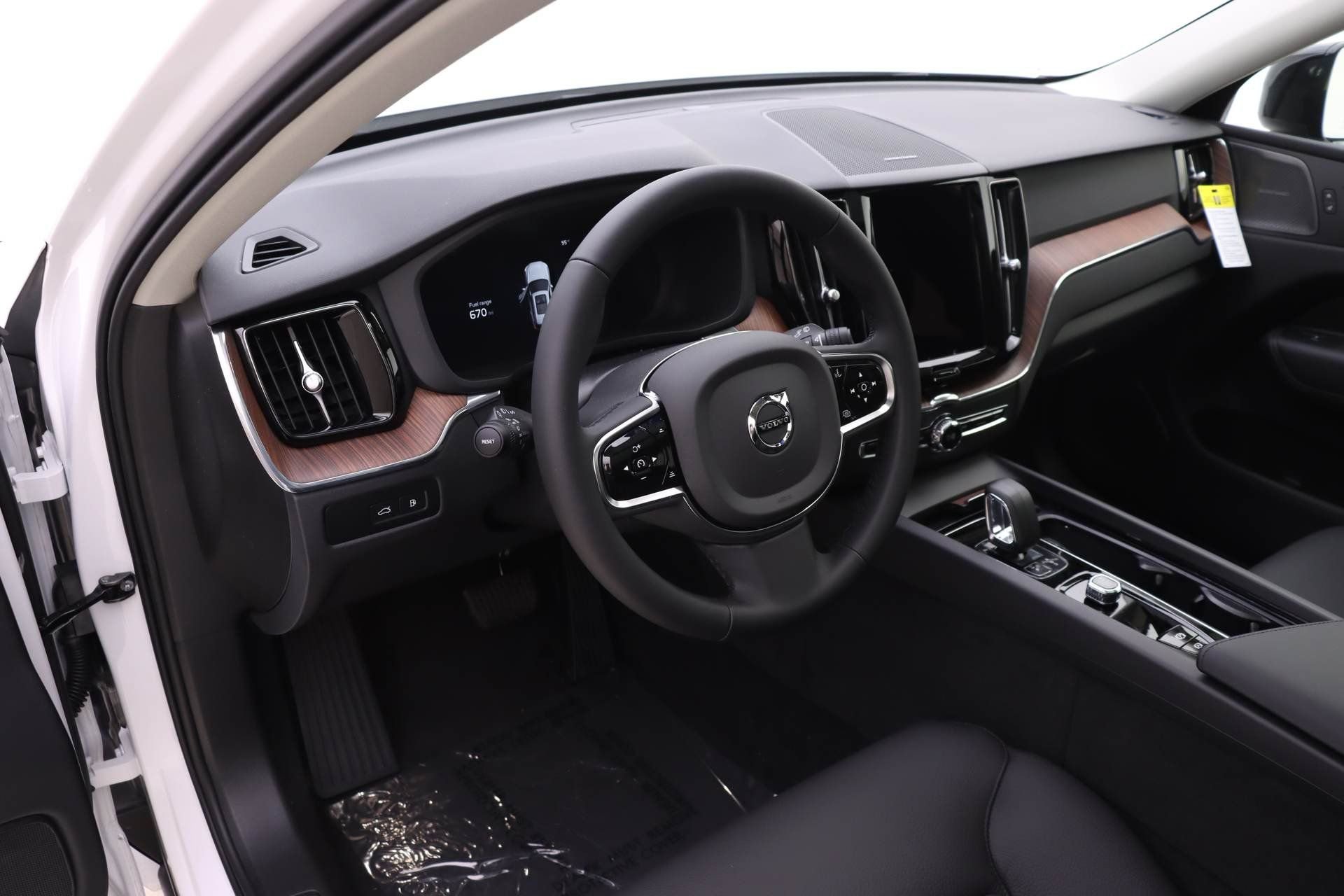 New 2024 Volvo XC60 T8 Plus w/ Protection Package Premier image 6