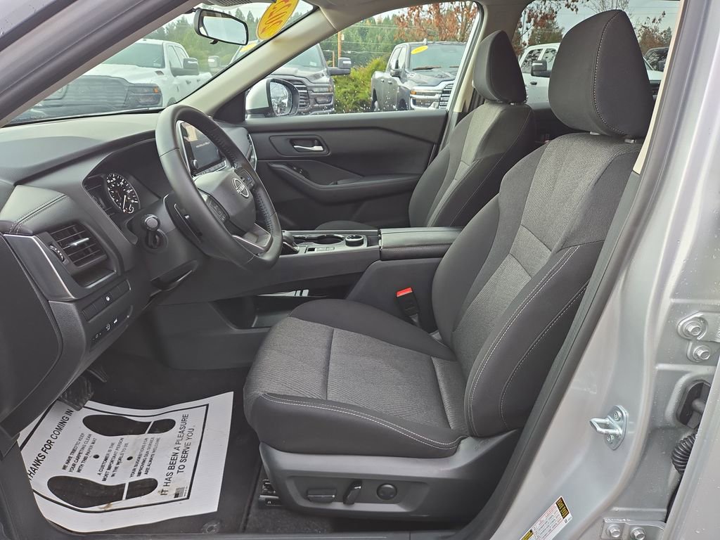 Used 2025 Nissan Rogue SV image 14