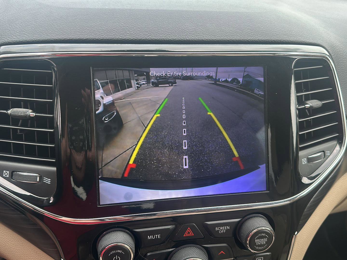 Used 2019 Jeep Grand Cherokee Laredo w/ 18" Wheel & 8.4" Radio Group image 17