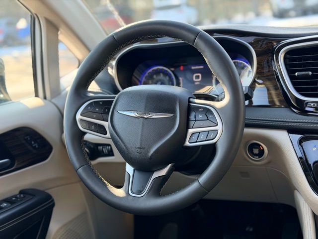 Used 2023 Chrysler Pacifica Limited image 24