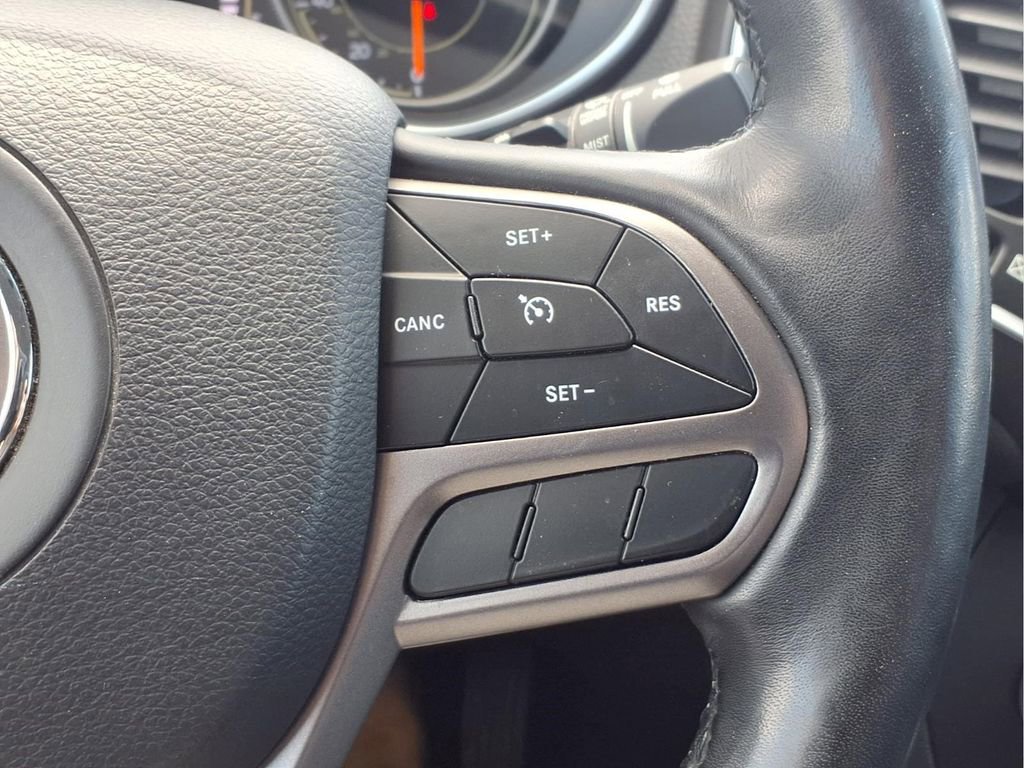 Used 2020 Jeep Cherokee Latitude Plus w/ Cold Weather Group AWD/4WD image 13