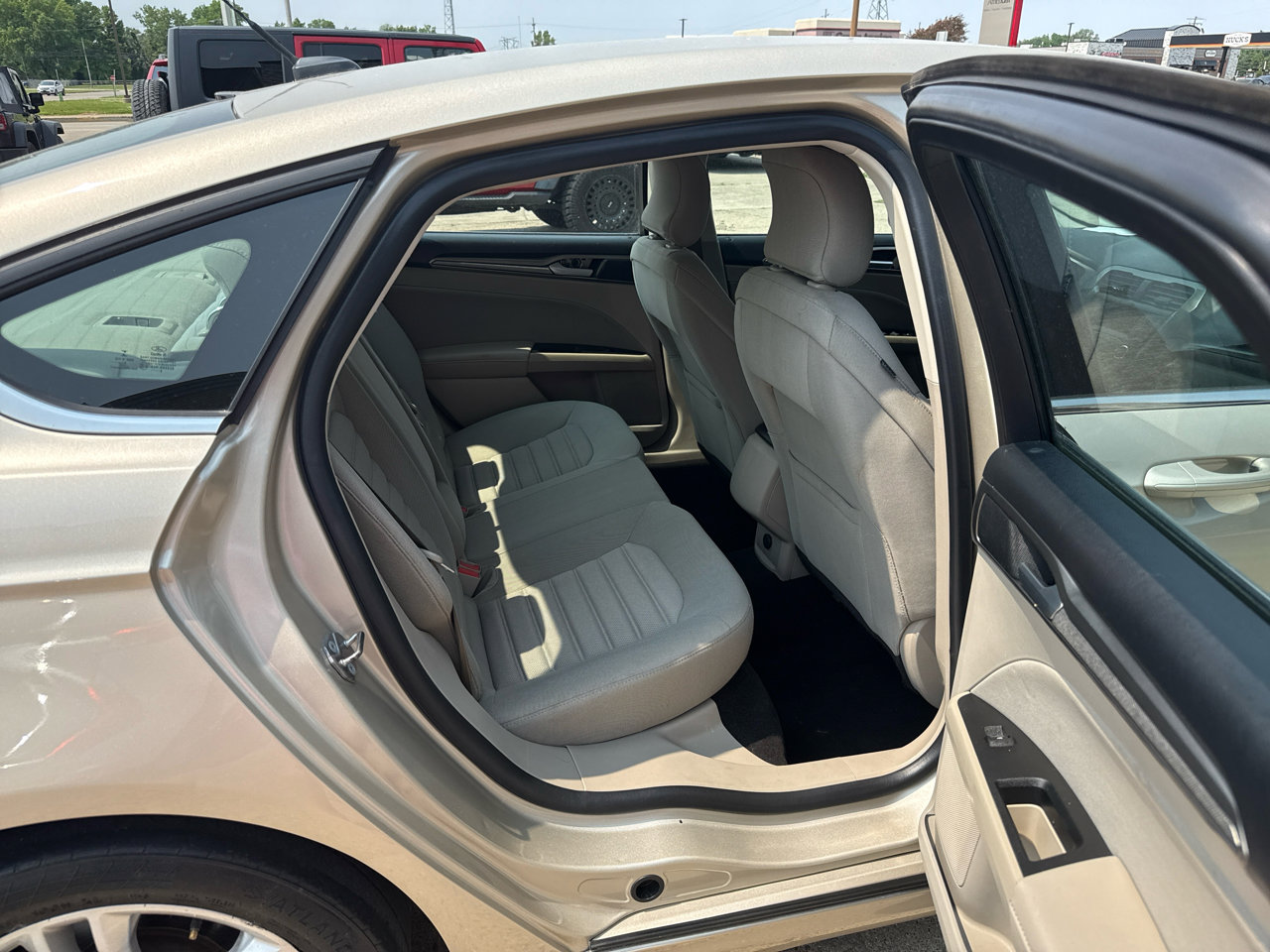 Used 2018 Ford Fusion SE image 12