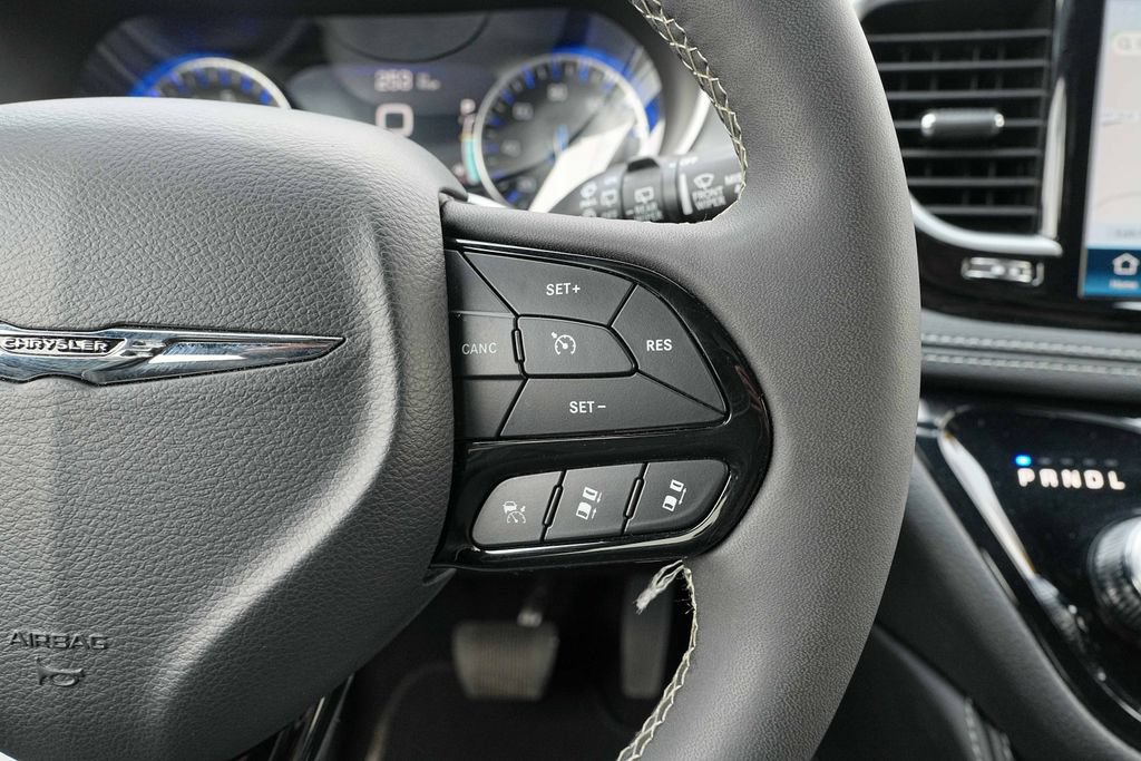Used 2025 Chrysler Pacifica Limited FWD image 34