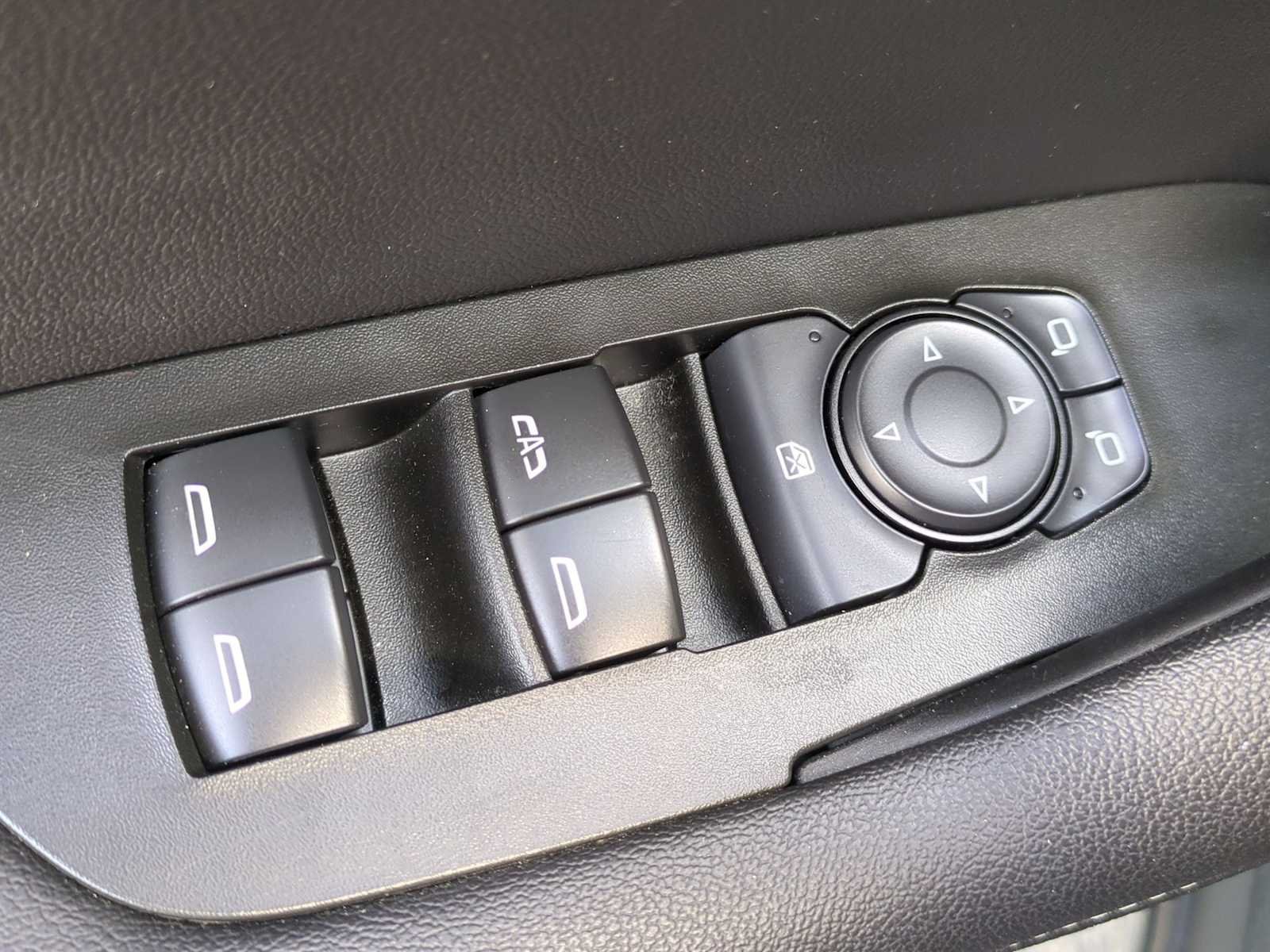 Used 2025 Chevrolet Blazer LT FWD image 11