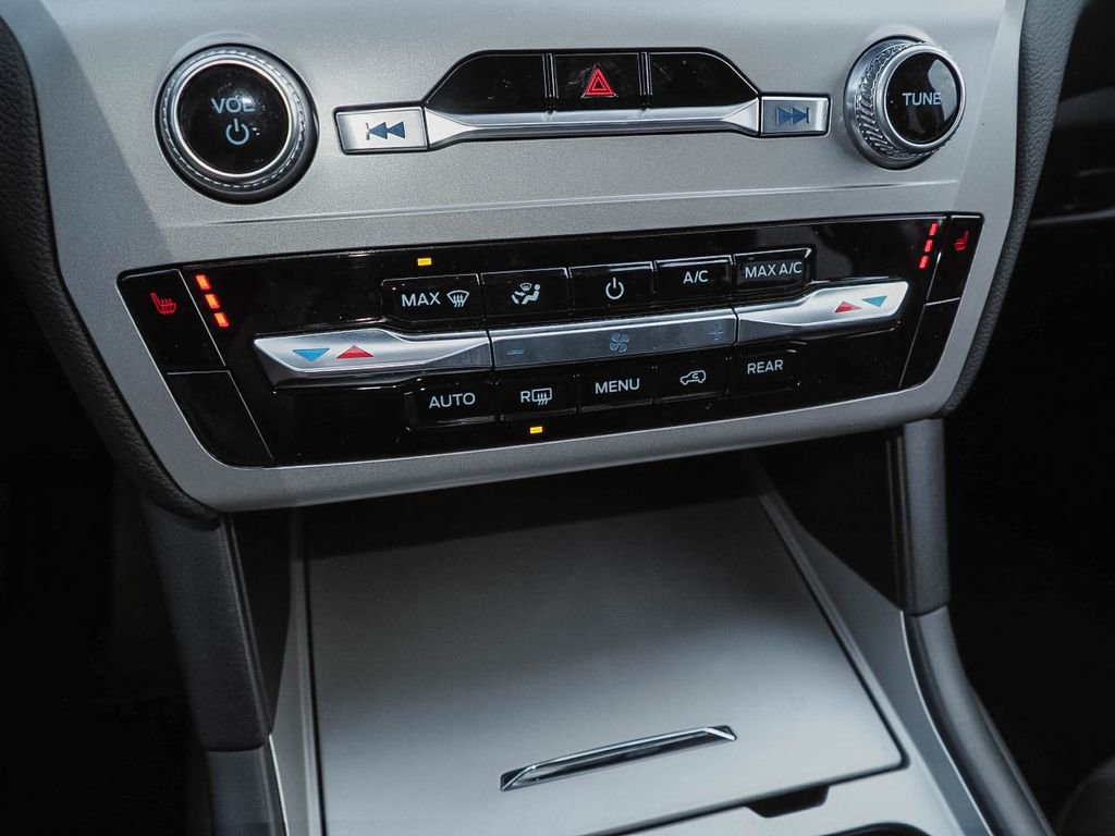 Used 2023 Ford Explorer XLT image 15