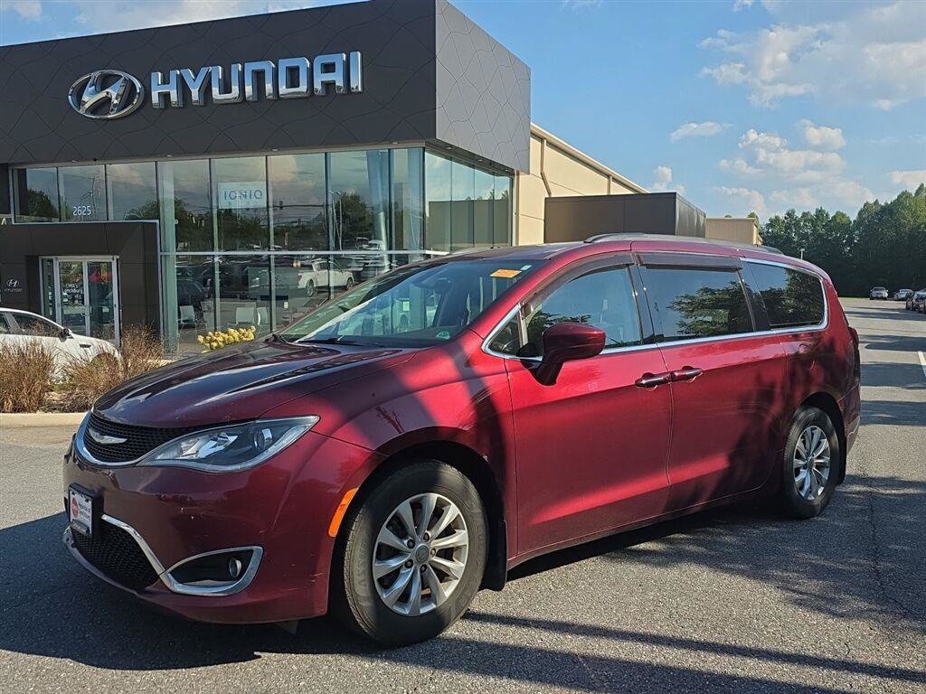 Used 2018 Chrysler Pacifica Touring Plus FWD image 1