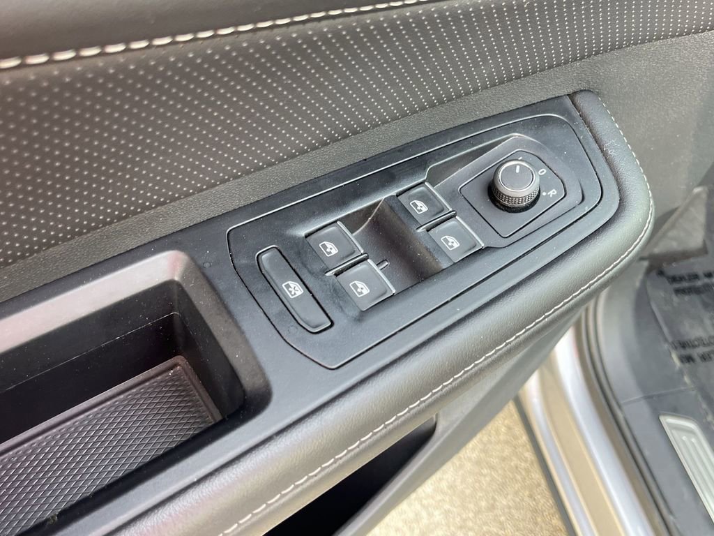 Used 2025 Volkswagen Atlas SE image 13