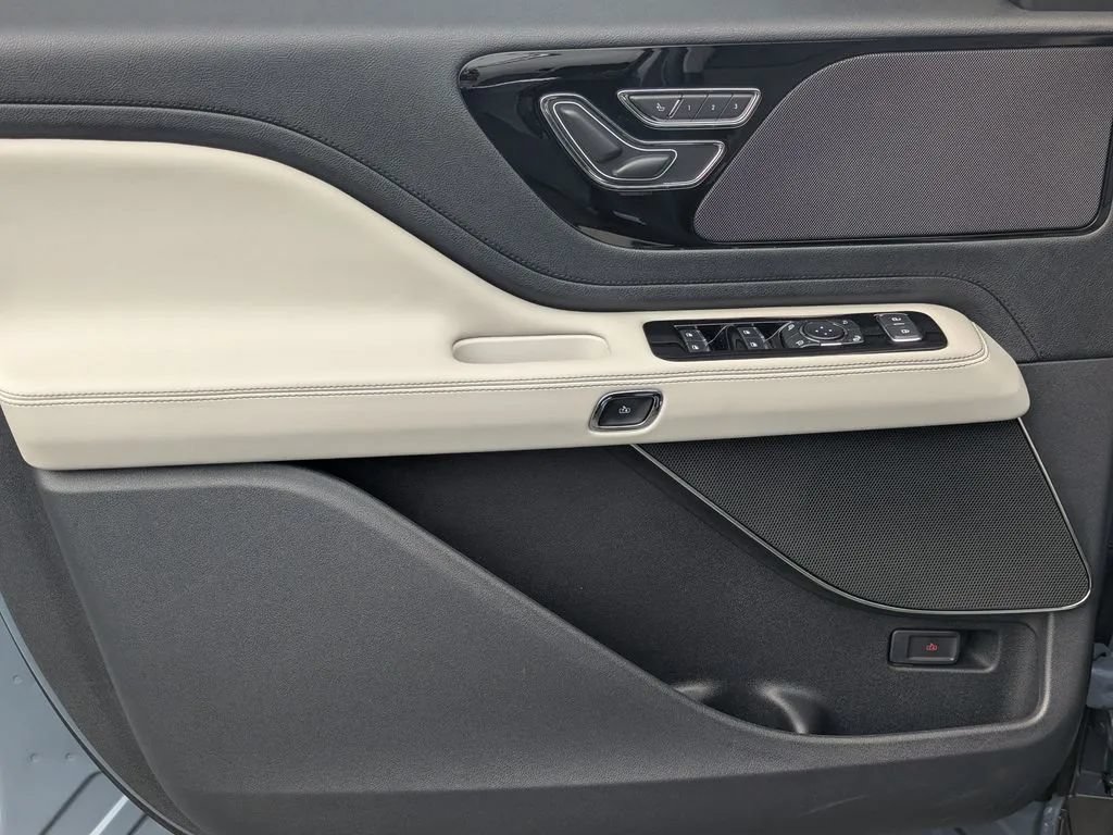 Used 2025 Lincoln Aviator 2WD image 10