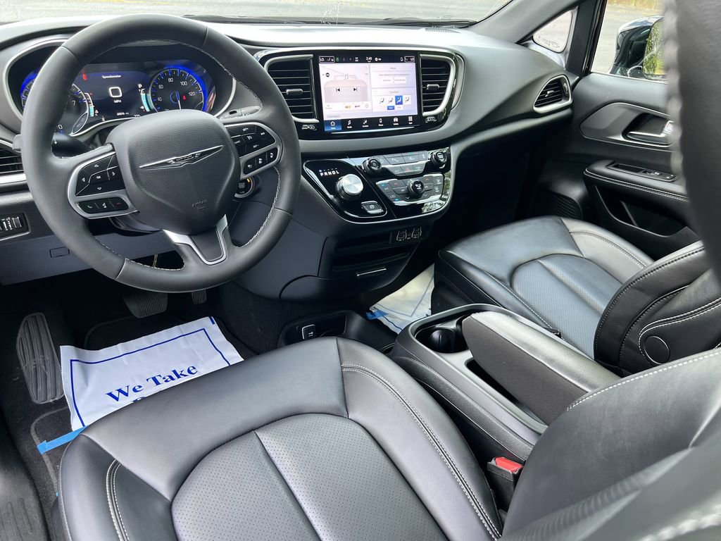 Used 2025 Chrysler Pacifica Select FWD image 17