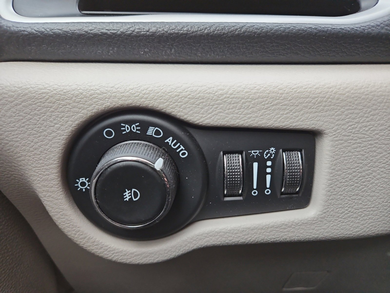 Used 2024 Chrysler Pacifica Touring-L image 23