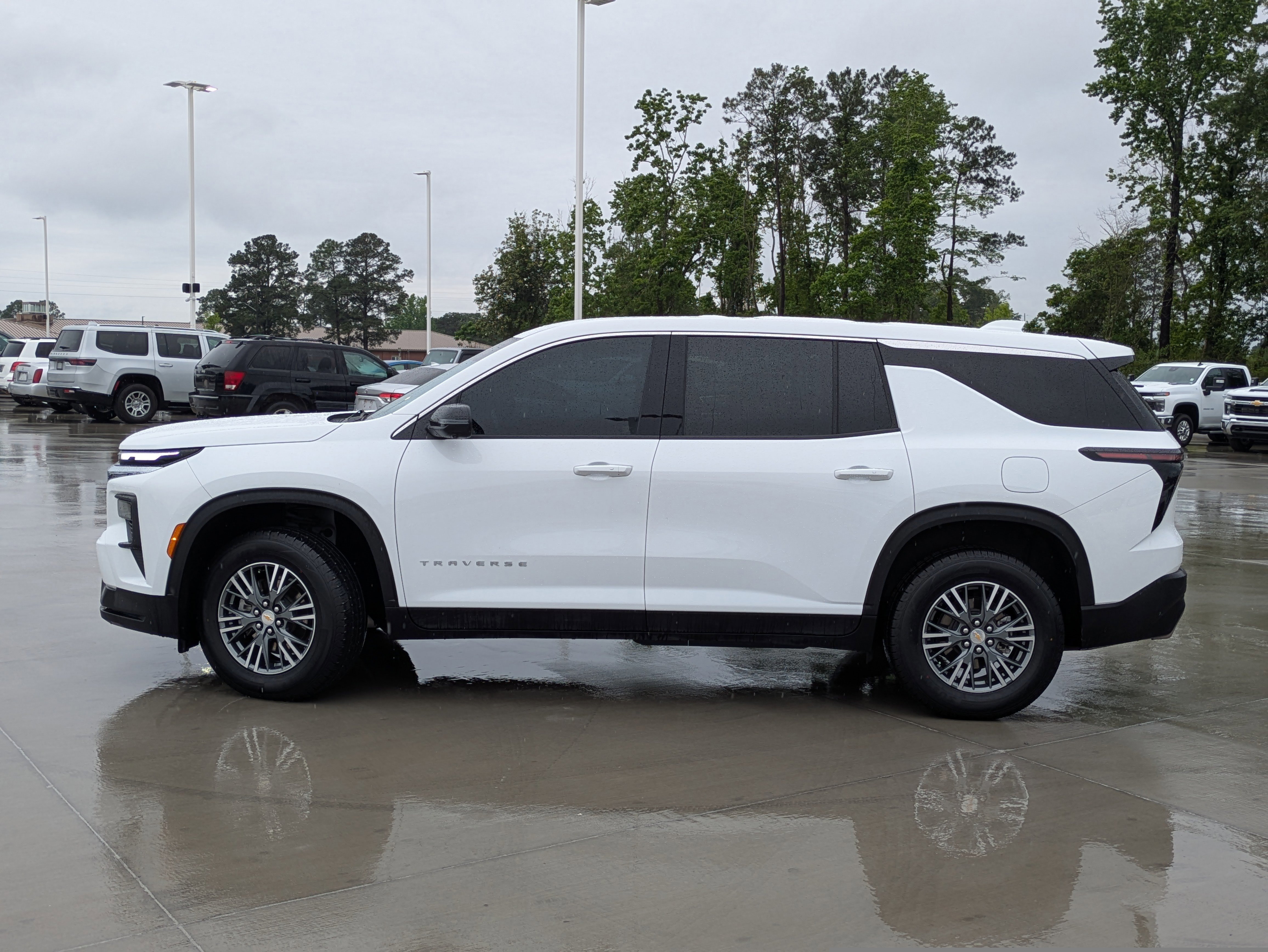 Used 2024 Chevrolet Traverse LS FWD image 2