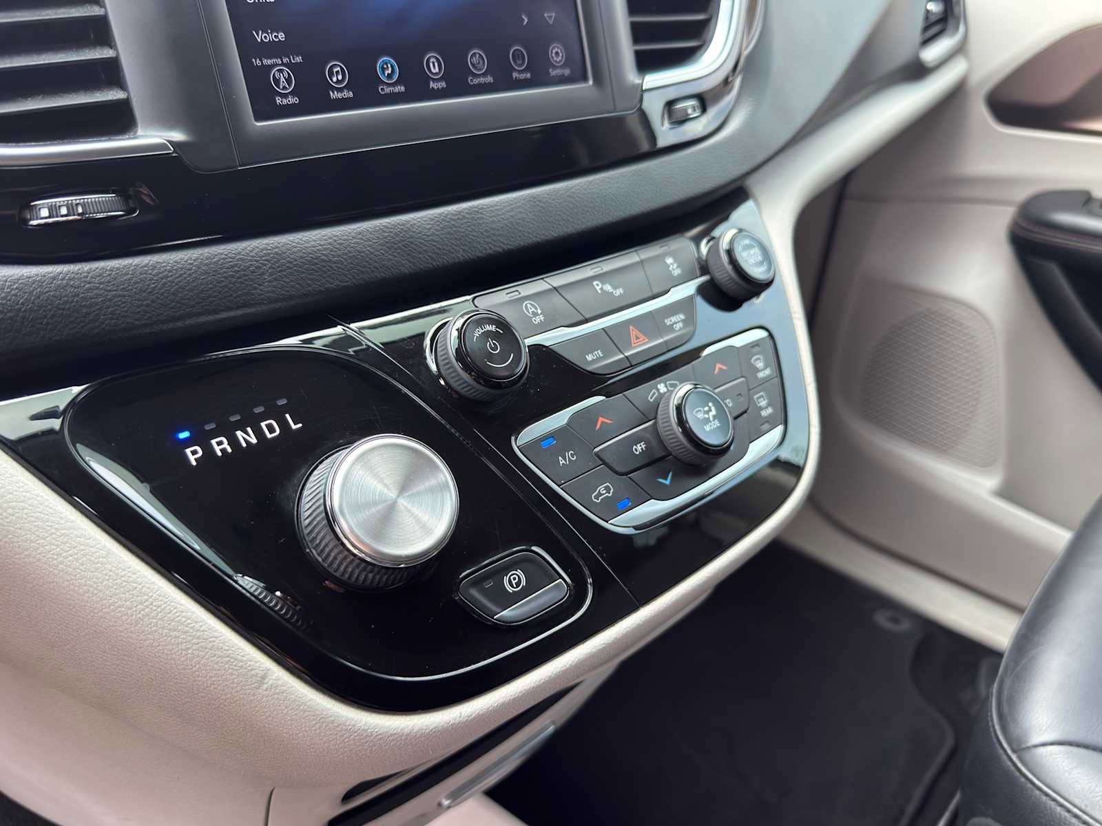 Used 2018 Chrysler Pacifica Touring-L FWD image 13