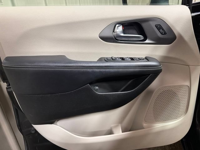 Used 2023 Chrysler Pacifica Touring-L FWD image 12