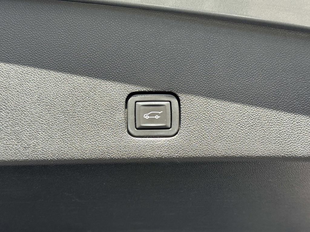 Used 2023 Cadillac XT6 Premium Luxury w/ Technology Package FWD image 12
