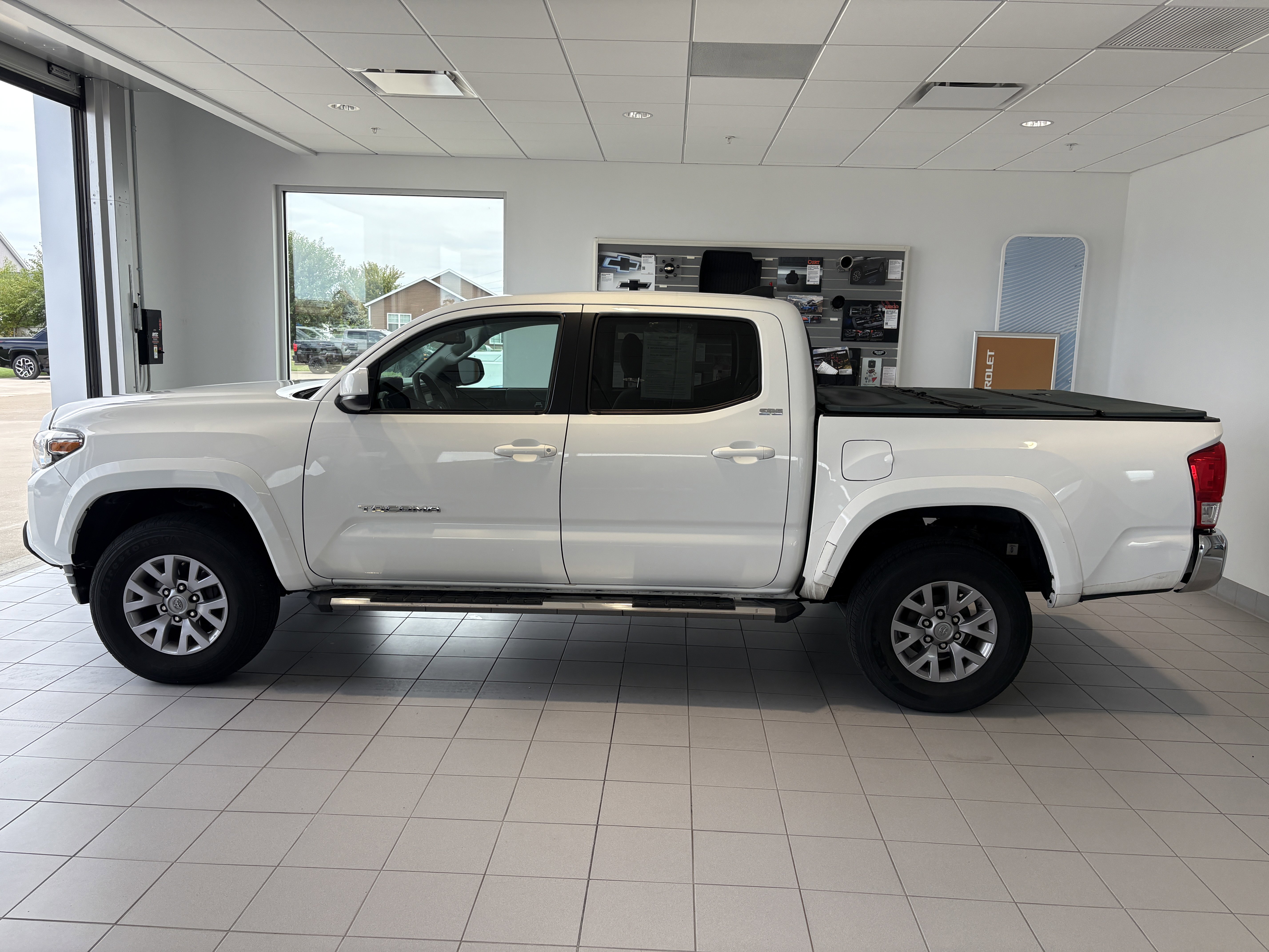 Used 2017 Toyota Tacoma SR5 image 2