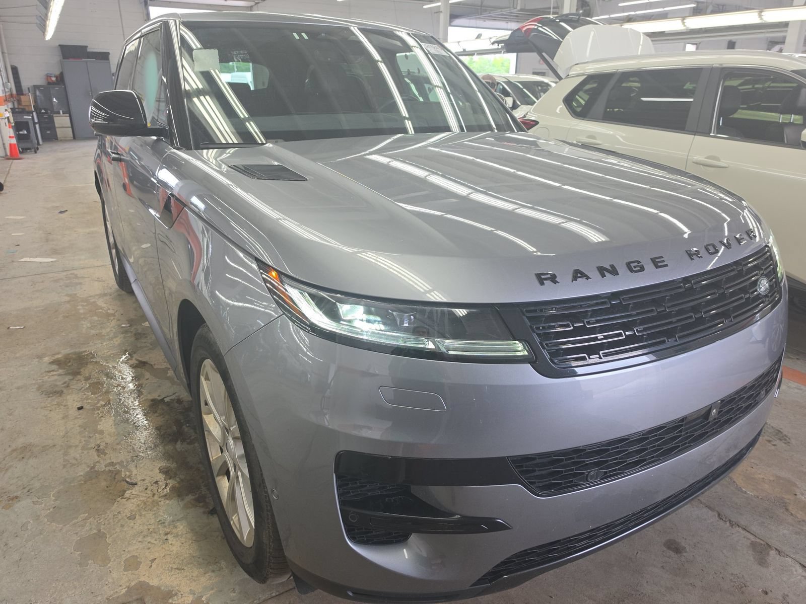 Used 2025 Land Rover Range Rover Sport SE AWD/4WD image 4