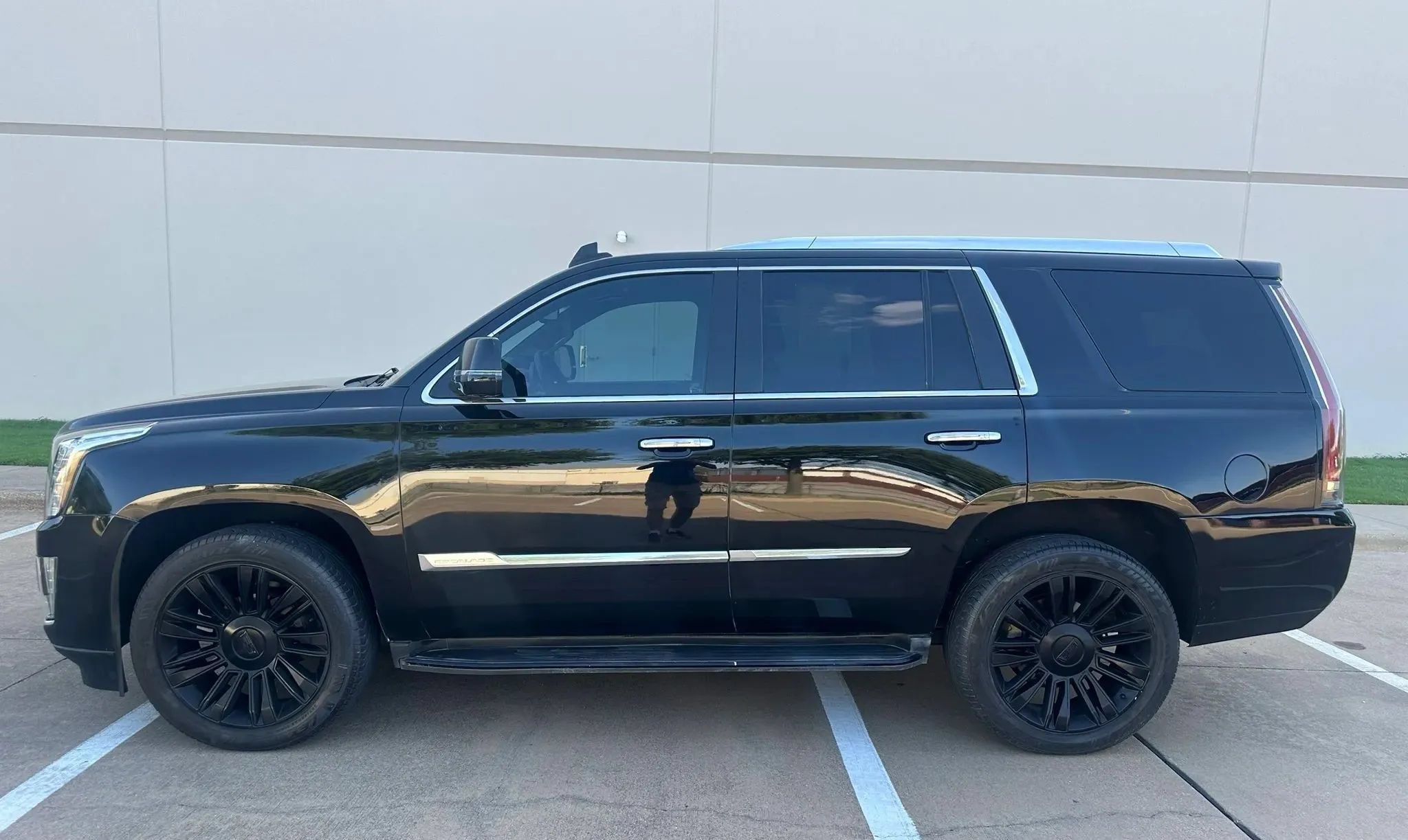 Used 2015 Cadillac Escalade Platinum AWD/4WD image 1