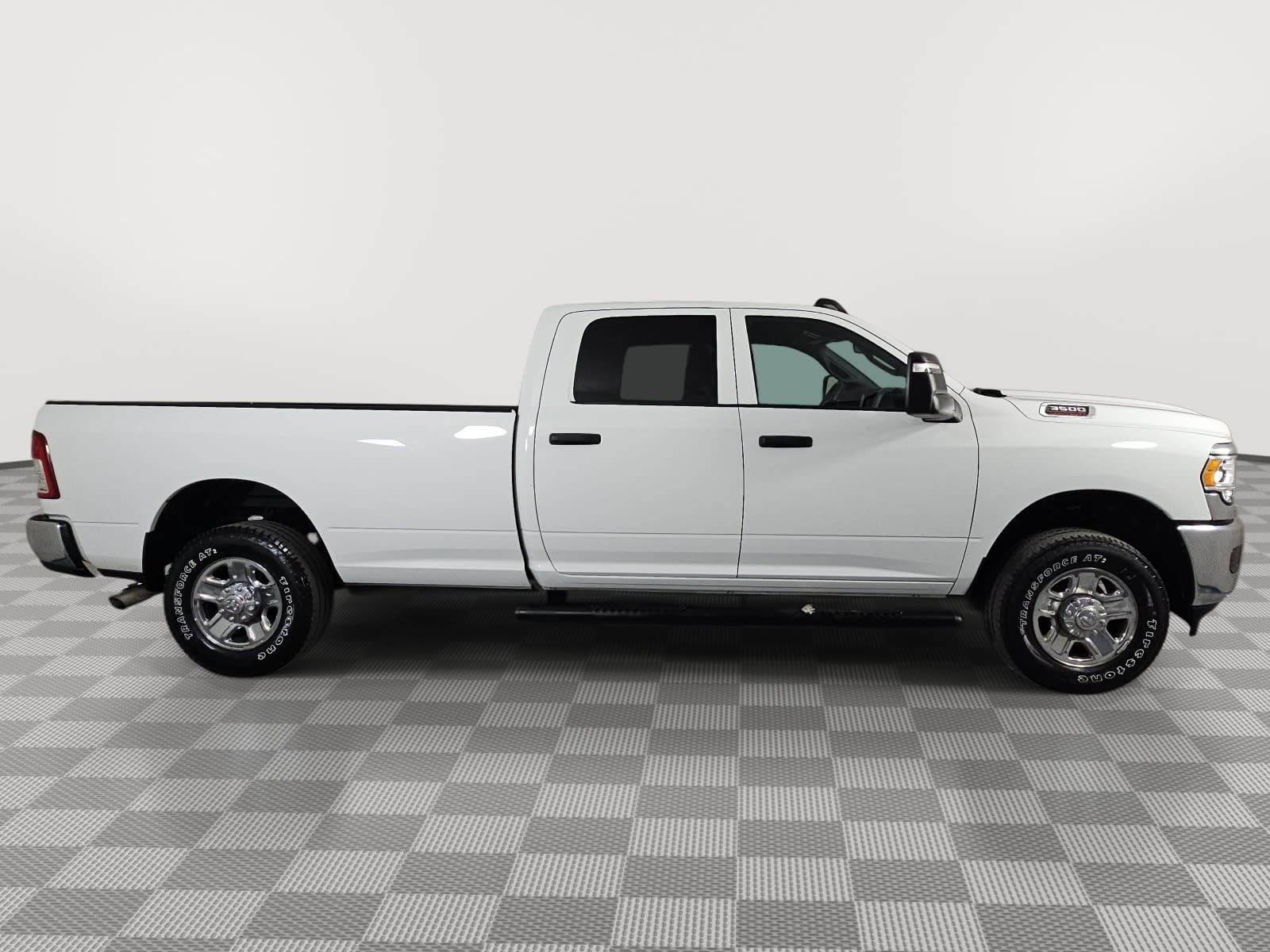 Used 2024 RAM 3500 Tradesman w/ Chrome Appearance Group AWD/4WD image 9