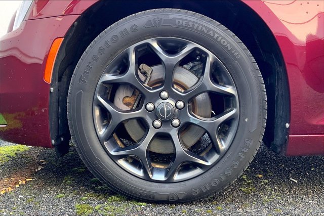 Used 2019 Chrysler 300 Touring w/ Sport Appearance Package AWD/4WD image 8