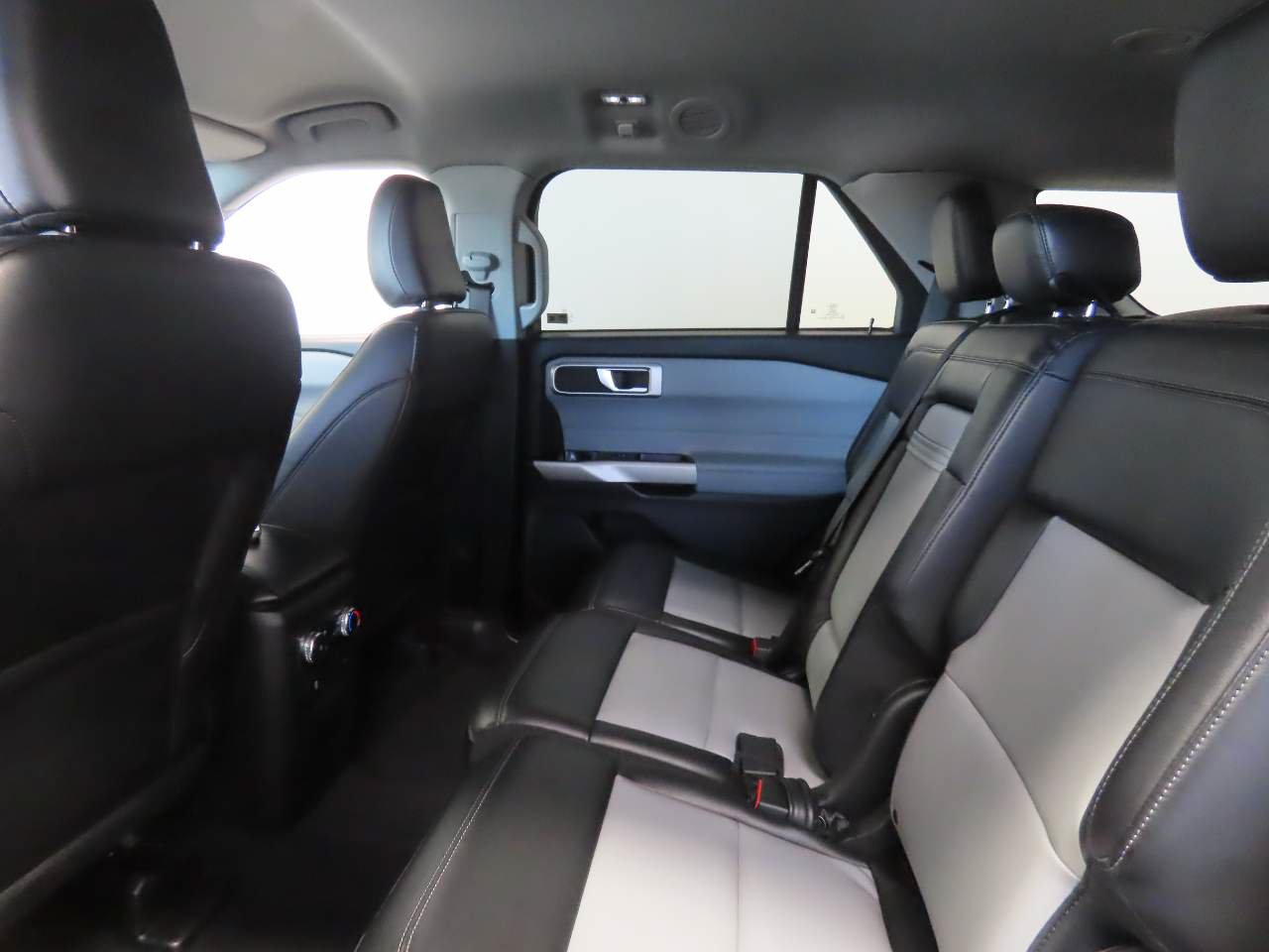 Used 2023 Ford Explorer XLT w/ Equipment Group 202A RWD image 17