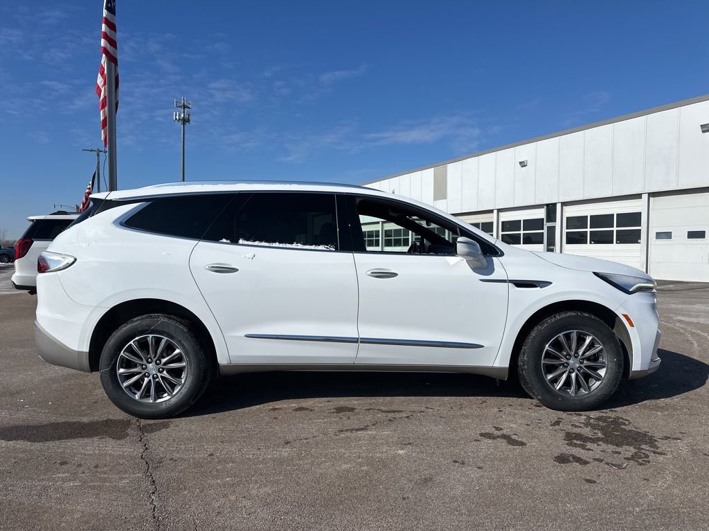 Used 2022 Buick Enclave Essence image 3