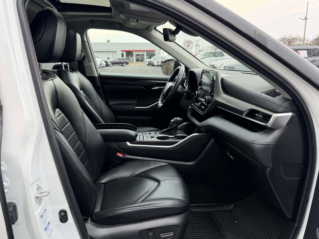 Used 2022 Toyota Highlander XLE image 12