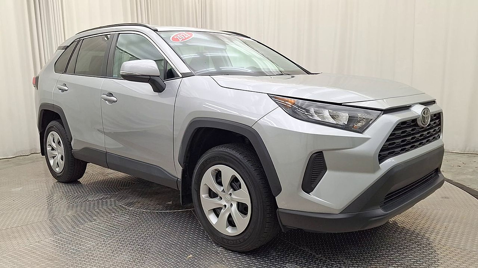 Used 2021 Toyota RAV4 LE AWD/4WD image 7