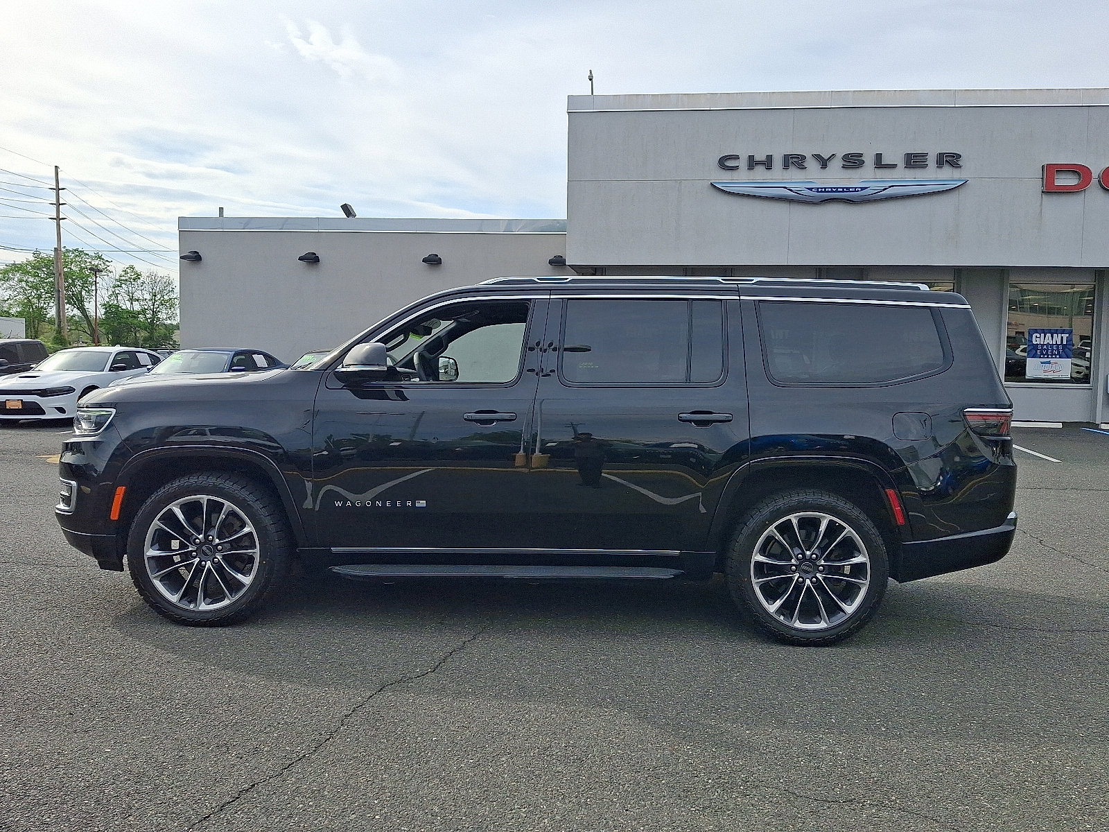 Used 2023 Jeep Wagoneer Series II w/ Premium Group I AWD/4WD image 4