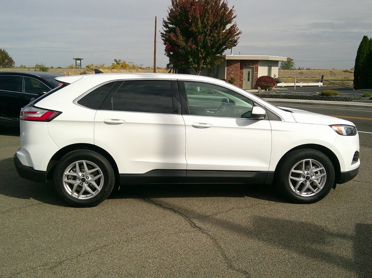 Used 2024 Ford Edge SEL image 8