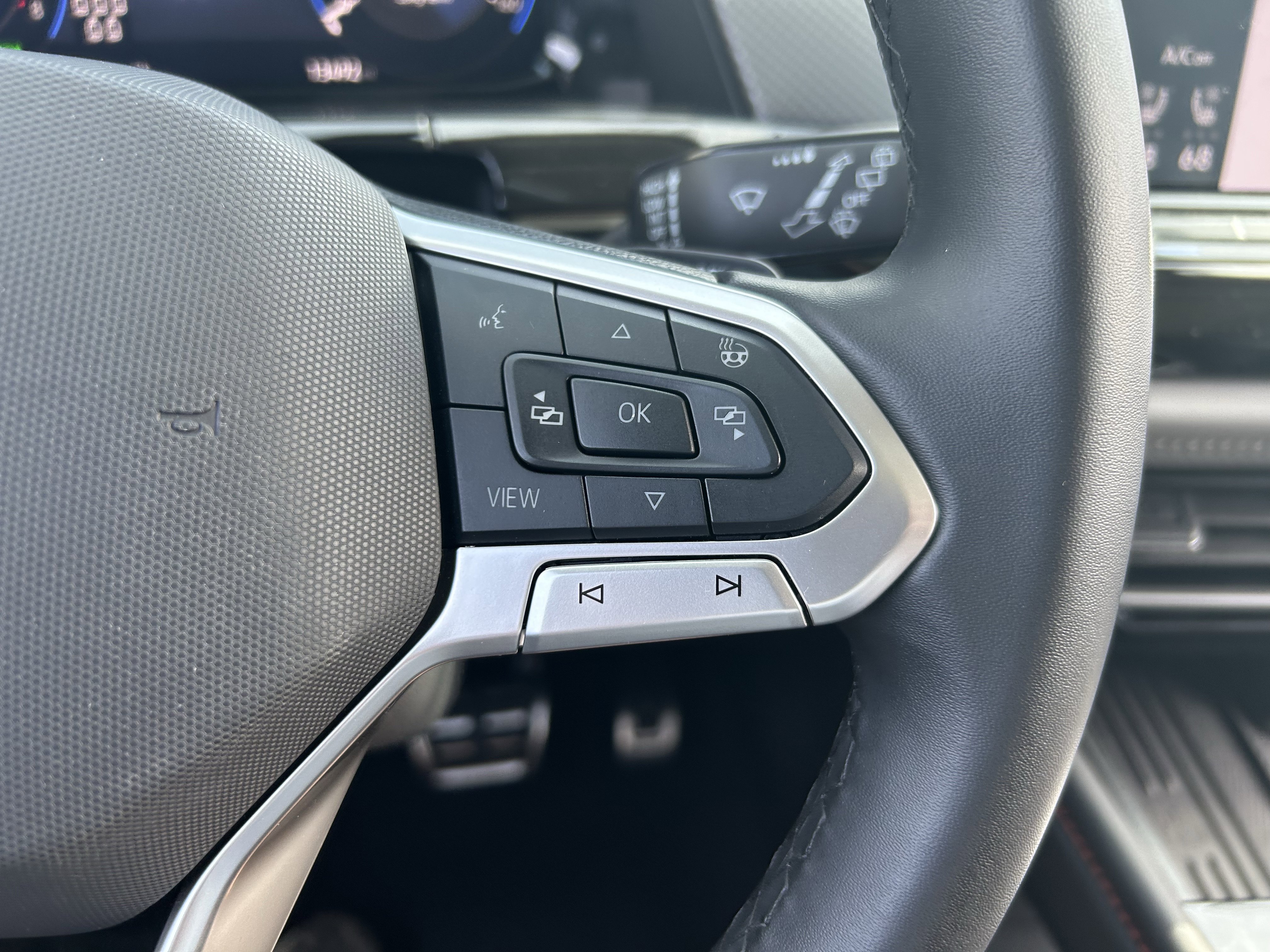 Certified 2025 Volkswagen Atlas Peak Edition SE AWD/4WD image 17