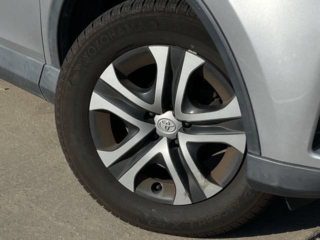 Used 2016 Toyota RAV4 LE FWD image 9