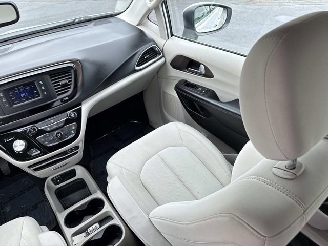 Used 2017 Chrysler Pacifica LX FWD image 26