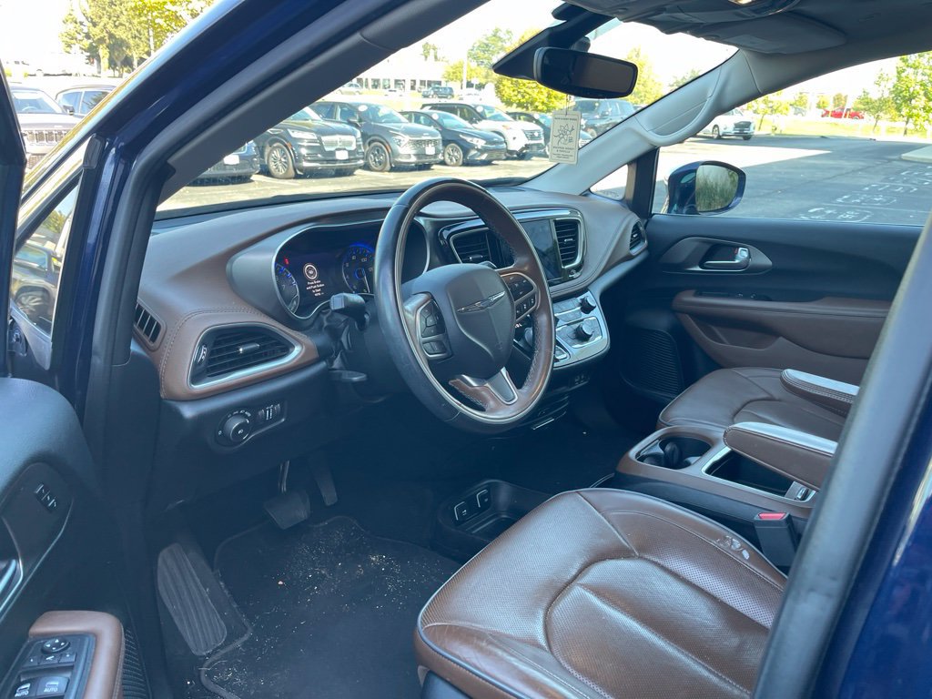 Used 2018 Chrysler Pacifica Limited w/ Tire & Wheel Group FWD image 9