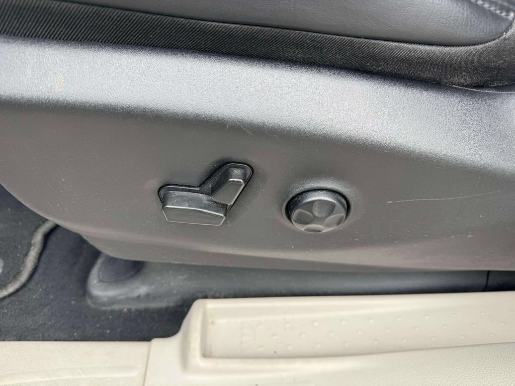 Used 2023 Chrysler Pacifica Touring-L FWD image 17