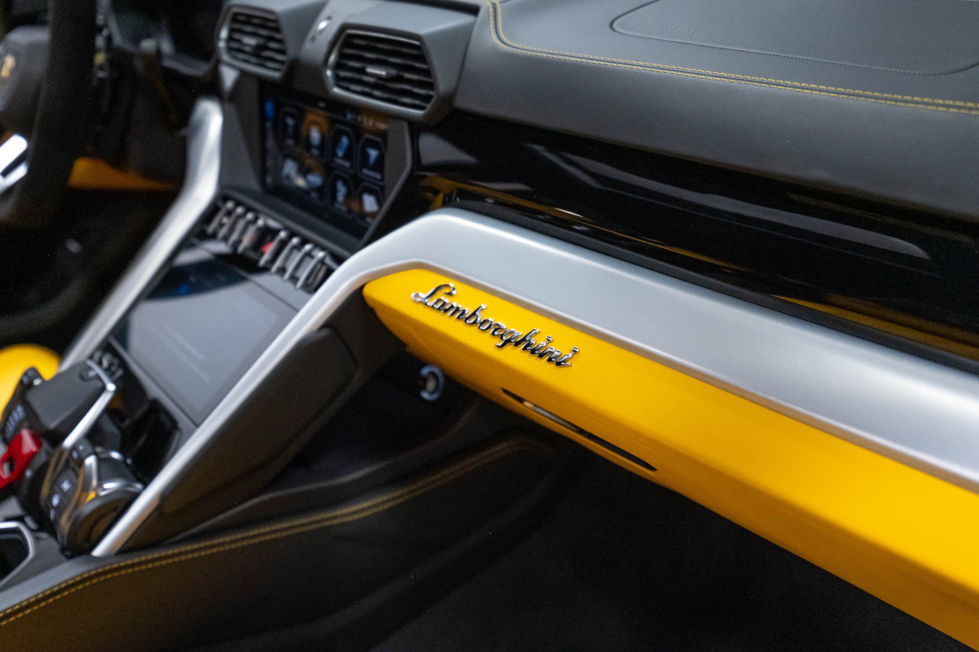 Used 2019 Lamborghini Urus AWD/4WD image 43