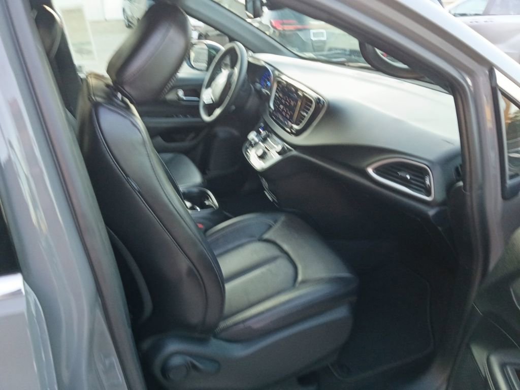 Used 2025 Chrysler Pacifica Select image 8