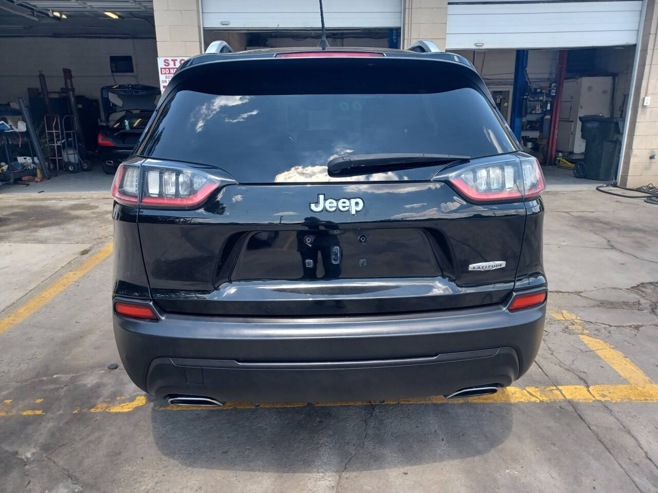 Used 2019 Jeep Cherokee Latitude Plus w/ Comfort/Convenience Group FWD image 2