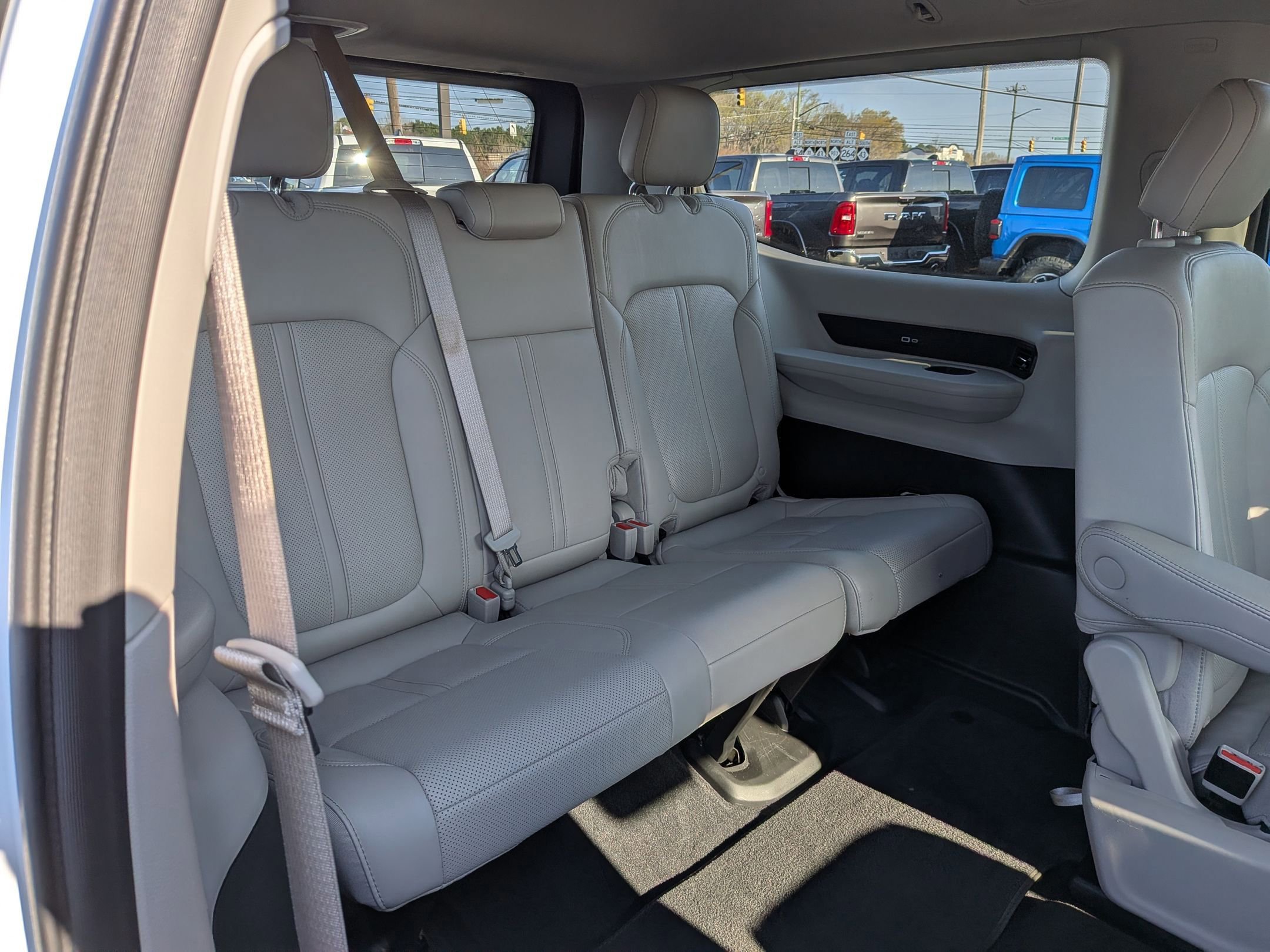 Certified 2024 Jeep Wagoneer Series II RWD image 31