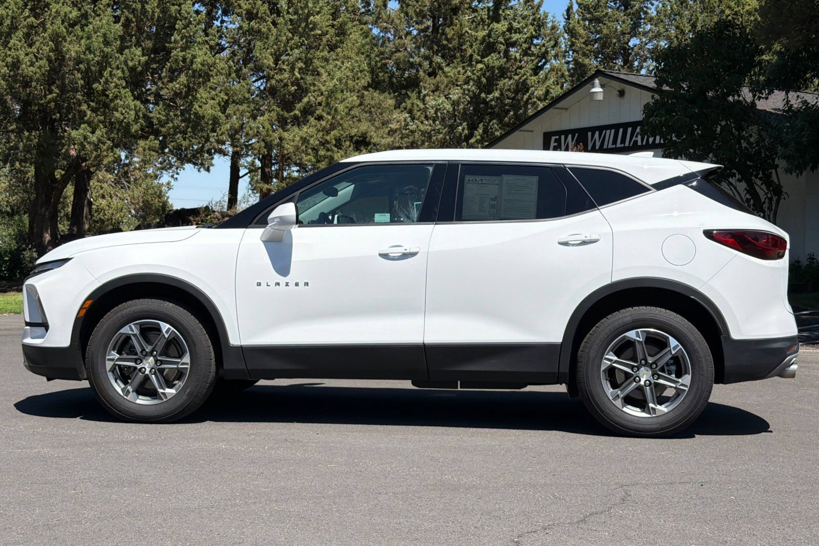 Used 2025 Chevrolet Blazer LT FWD image 7