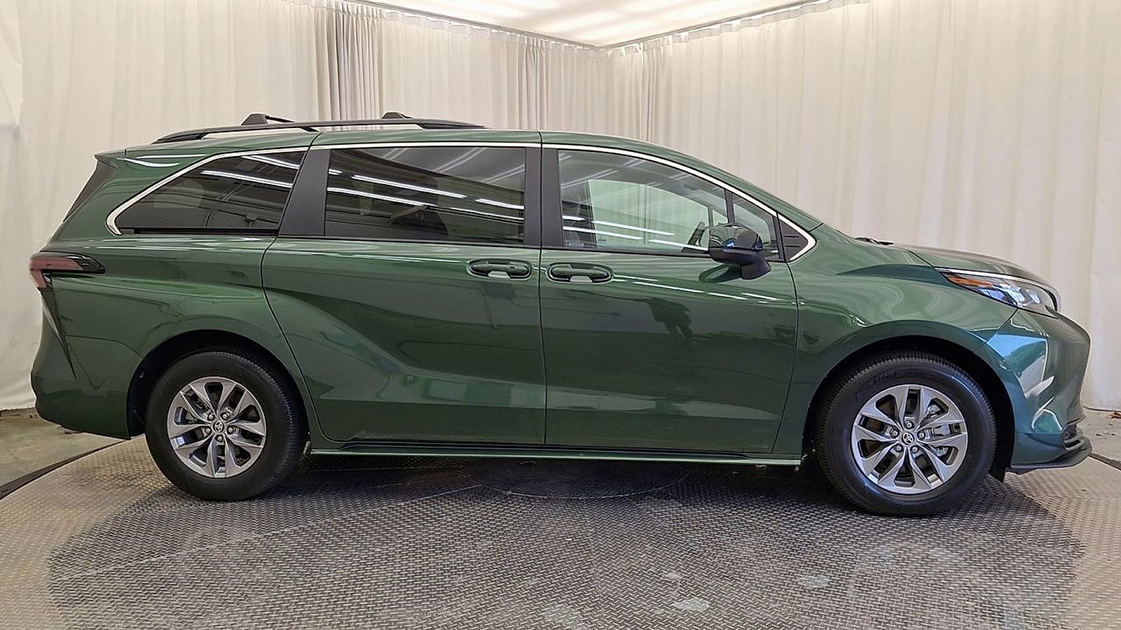 Certified 2026 Toyota Sienna LE AWD/4WD image 7